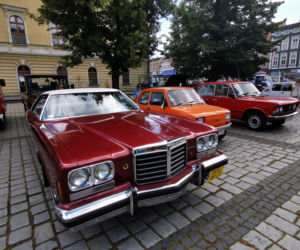 Klasyki motoryzacji na Rynku w Ostrowie Wielkopolskim