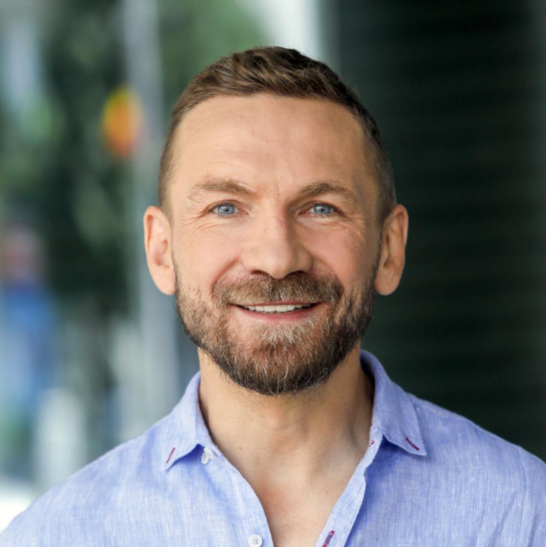 Przemysław Kossakowski zaskoczył fanów wyznaniem. Całkiem niedawno zniknął z show-biznesu