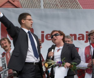 Beata Kempa śpiewa na wiecu PiS w Łomży 