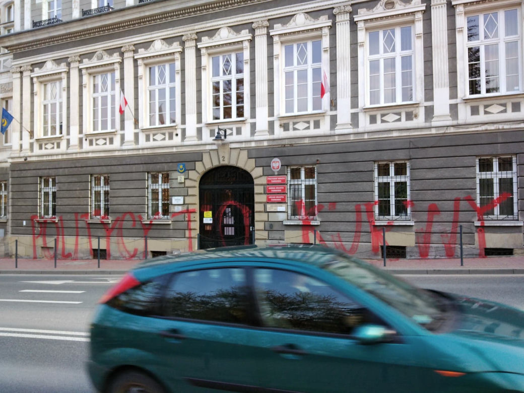 Tarnów. Siedziba urzędu miasta ZDEWASTOWANA. Ktoś namalował napis: "politycy to k****"