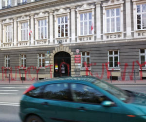 Tarnów. Siedziba urzędu miasta ZDEWASTOWANA. Ktoś namalował napis: politycy to k****