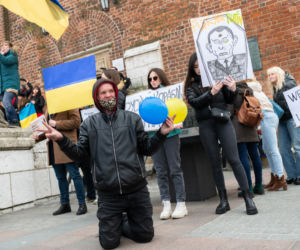 Kraków solidarny z Ukrainą! Wielka manifestacja na Rynku Głównym [ZDJĘCIA]