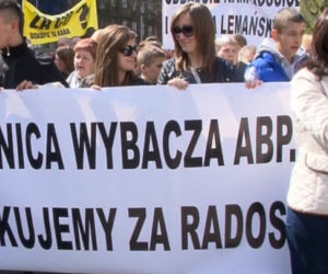 Wierni z Jasienicy przyjechali bronić księdza Lemańskiego