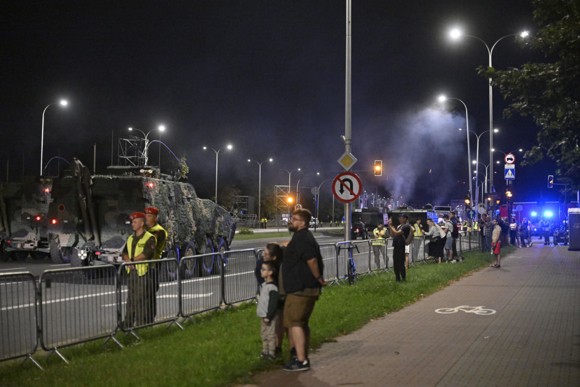 Nocna próba defilady wojskowej w Warszawie