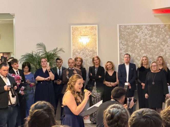 Studniówka pełna blasku i emocji! Tak bawili się maturzyści II LO w Bydgoszczy [ZDJĘCIA]