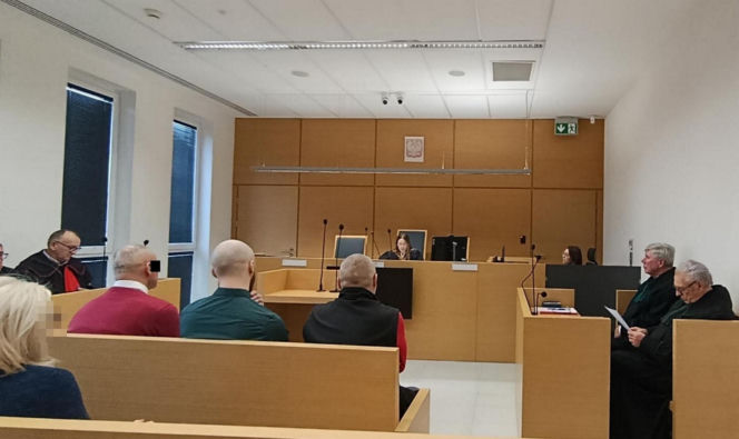 Spadł z noszy w drodze do szpitala, nie przeżył. Medycy oskarżeni o śmierć Ryszarda