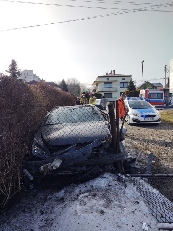 Nowy Sącz. WYPADEK na ul. Nawojowskiej. Samochód wpadł na cudzą posesję