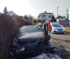 Nowy Sącz. WYPADEK na ul. Nawojowskiej. Samochód wpadł na cudzą posesję