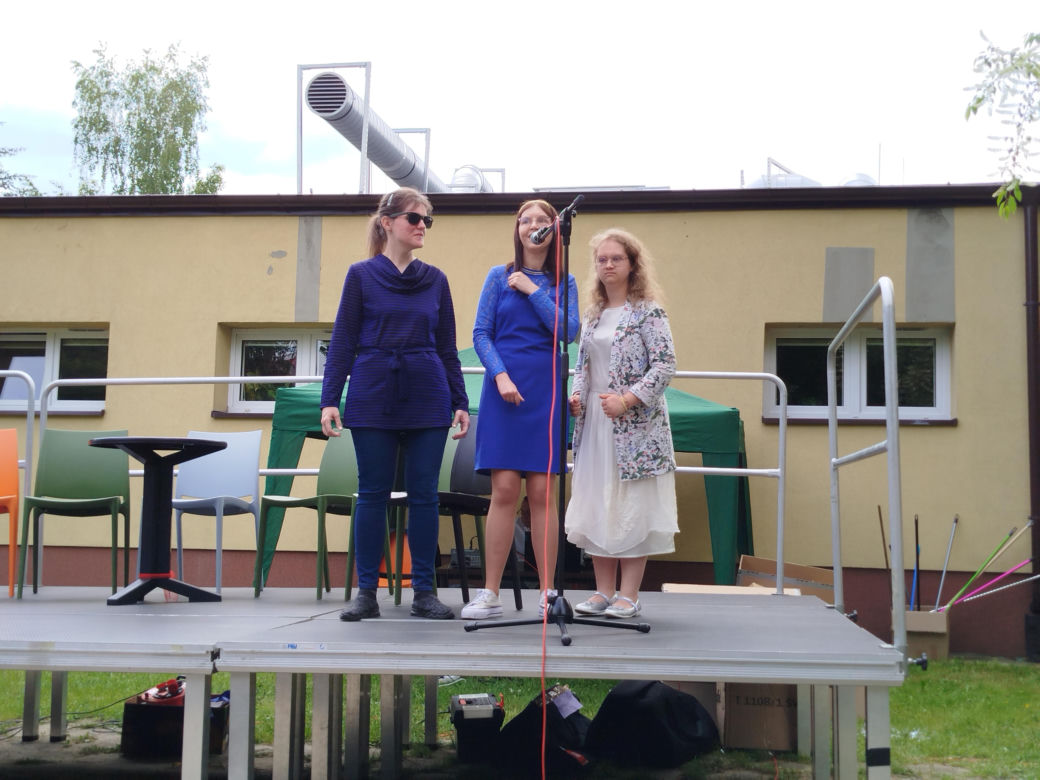Przez lata ŚDS w Siedlcach działał w dwóch lokalizacjach, teraz już oficjalnie funkcjonuje w jednym miejscu, w budynkach dostosowanych do potrzeb osób z niepełnosprawnościami. 