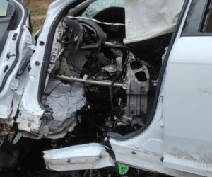 Groźny wypadek pod Bydgoszczą! Kierowca zakleszczony w aucie po uderzeniu w drzewo