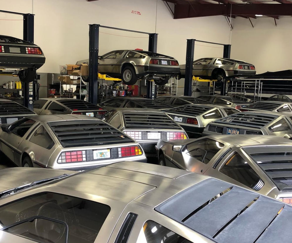 Tuzin kultowych DeLorean'ów schowanych pod jednym dachem