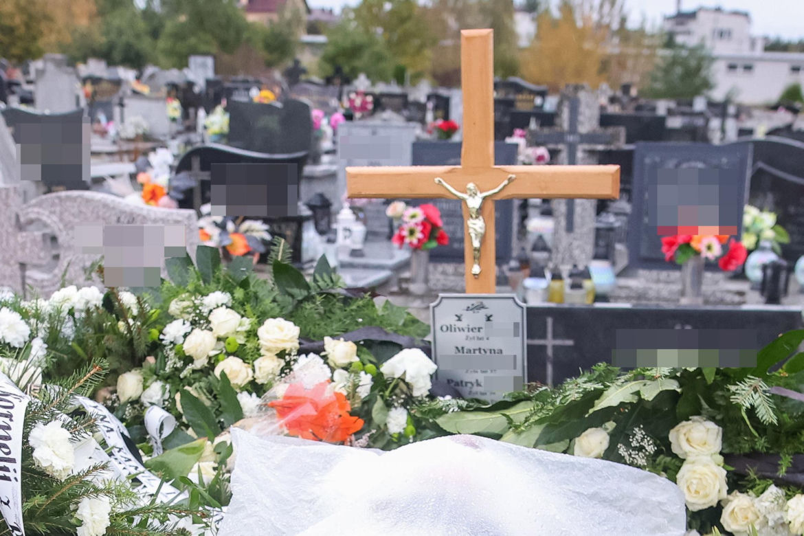 Grób Oliwierka i jego rodziców utonął w morzu kwiatów. Ten widok wyciska łzy