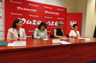Mazowsze - podpisanie umów na inwestycje energetyczne oraz remont boiska w Mokobodach