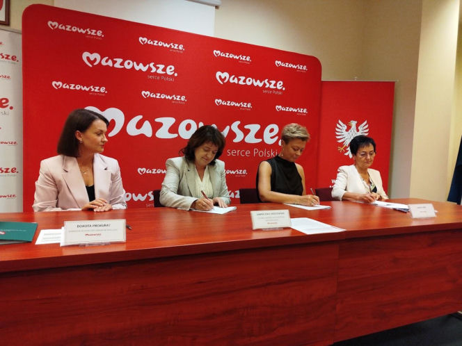 Mazowsze - podpisanie umów na inwestycje energetyczne oraz remont boiska w Mokobodach