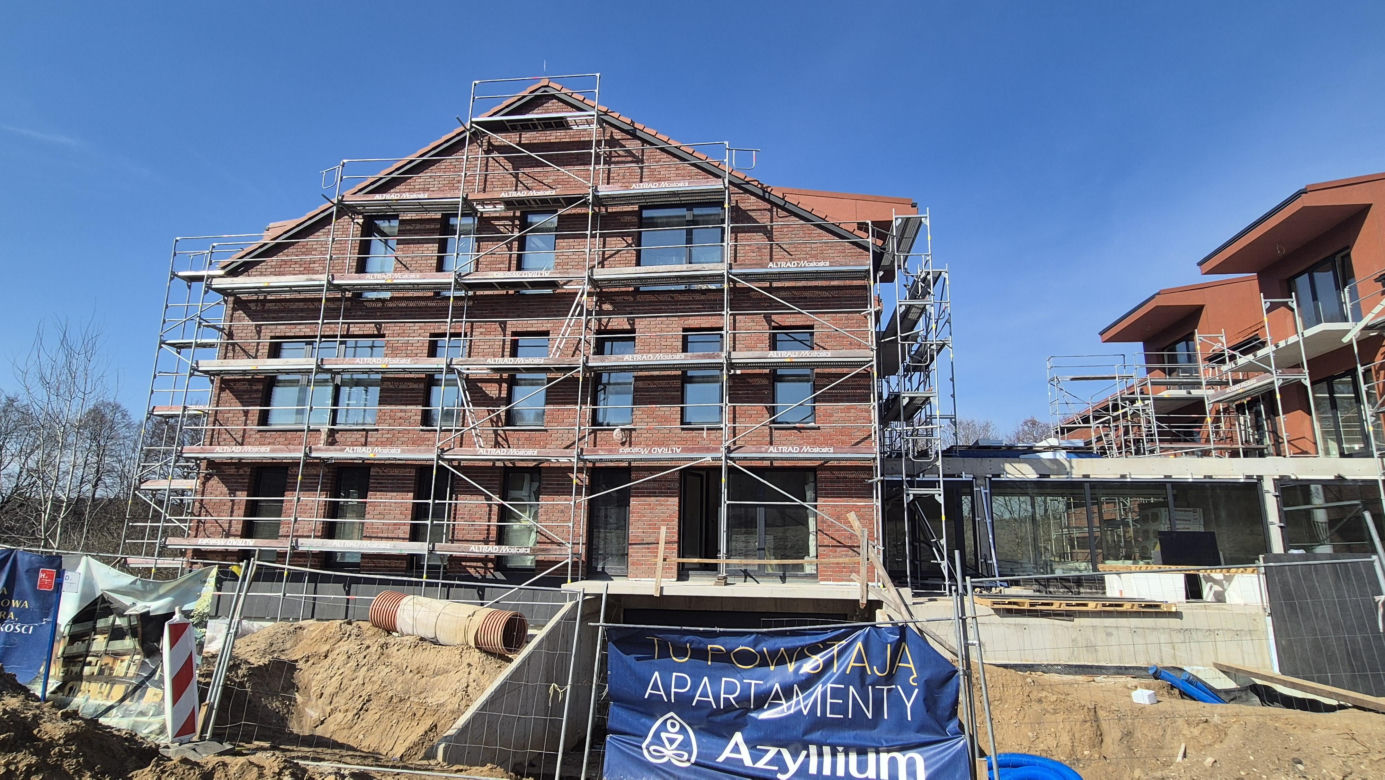 Nad jeziorem Ukiel w Olsztynie powstają luksusowe apartamenty. Na jakim etapie są prace?