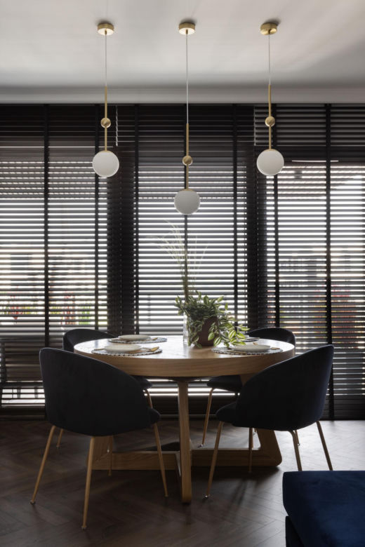 Jadalnia: drewniany stół i granatowe krzesła