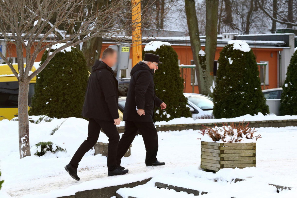 Lech Wałęsa ślizga się na chodniku w drodze do kościoła