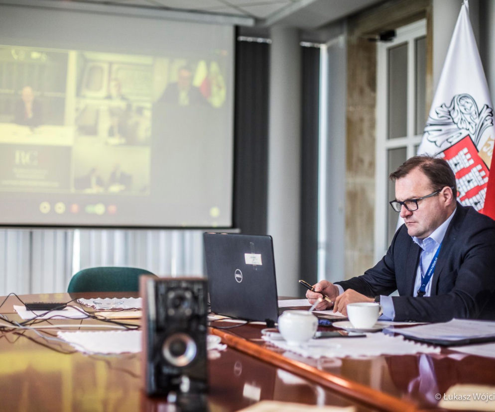 Prezydent Radomia wziął udział w wideokonferencja z premierem Mateuszem Morawieckim. 