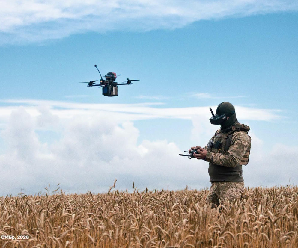 Żołnierz w goglach FPV steruje dronem na polu zboża. O stratach Rosji na froncie przeczytasz na SE Portal Obronny.