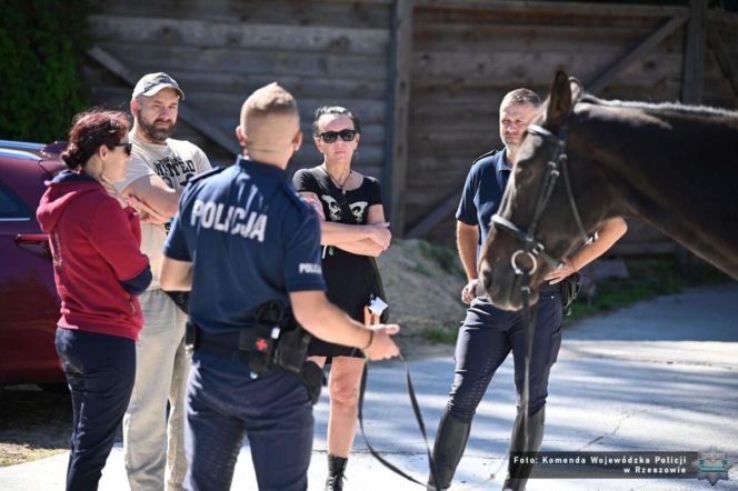 Pan Andrzej został zwycięzcą licytacji zorganizowanej w ramach 34. Finału WOŚP i razem z panią Żakliną odwiedził Ogniwo Konne podkarpackiej policji w Weryni