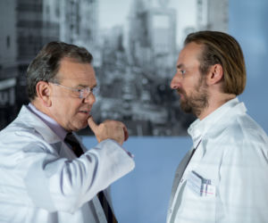 Lekarze 4 sezon odcinek 6 (odc. 45). Michał Karkoszka (Wojciech Mecwaldowski), Tadeusz Karkoszka (Krzysztof Jędrysek)
