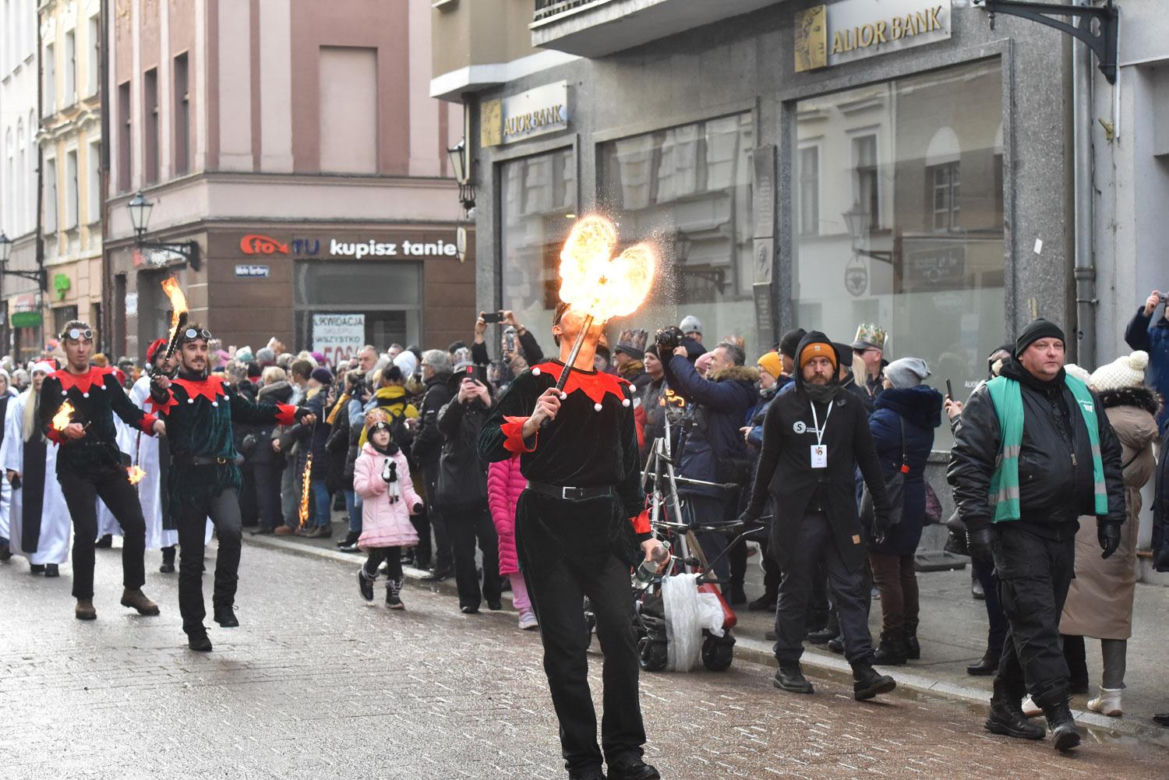 Orszak Trzech Króli 2025 w Toruniu: Kopernik towarzyszył Mędrcom ze Wschodu. Zdjęcia ze starówki