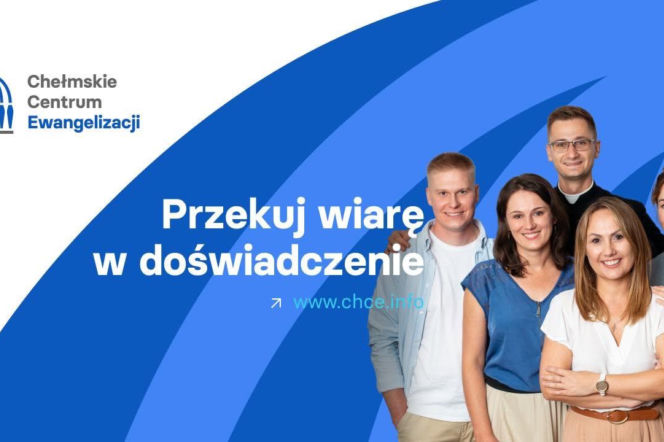Uśmiechnięty ksiądz i grupa osób na tle logo Chełmskiego Centrum Ewangelizacji. O nowych kursach czytaj w Radioplus.