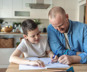 „Pomagam dziecku w nauce” – ale czy na pewno? Eksperci ostrzegają przed skutkami