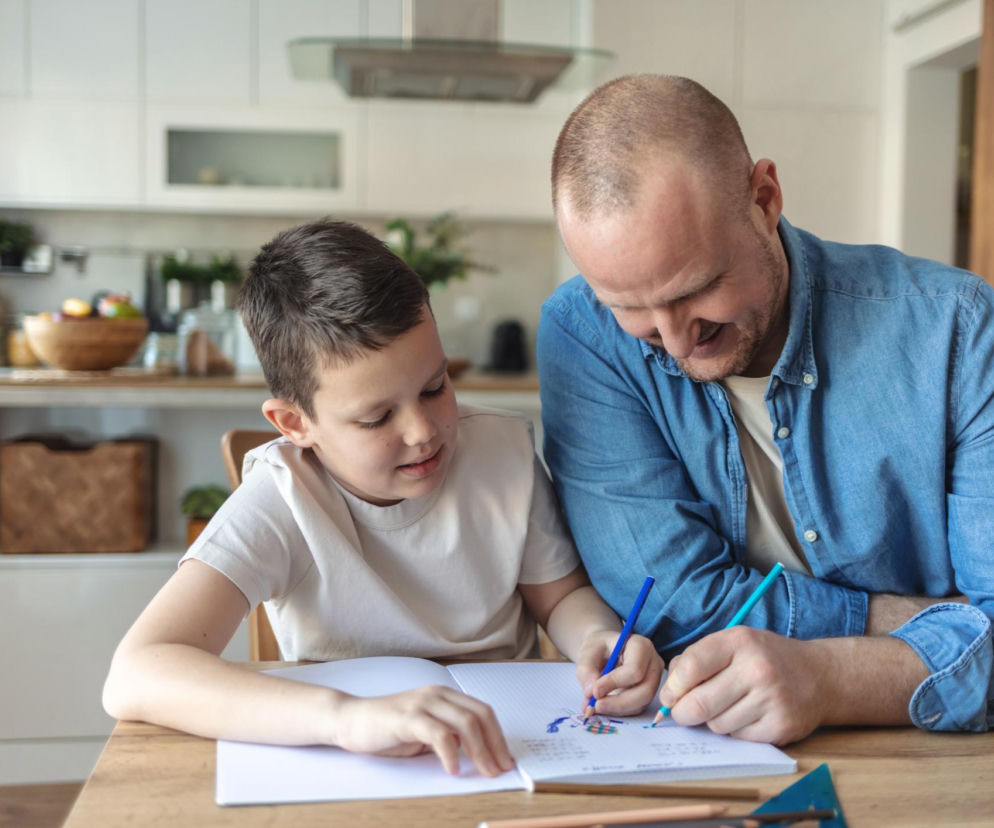 „Pomagam dziecku w nauce” – ale czy na pewno? Eksperci ostrzegają przed skutkami