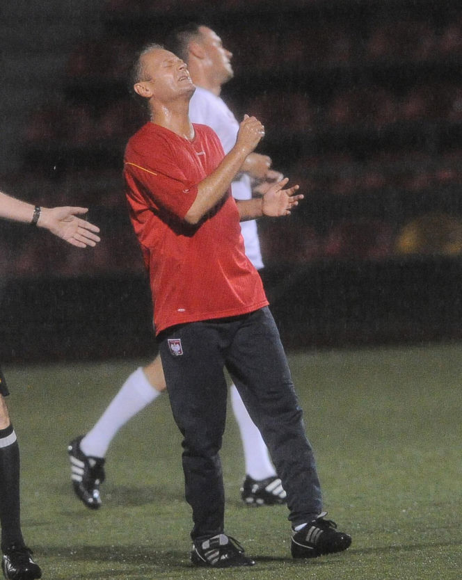 Donald Tusk gra w piłkę