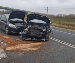 Poważny wypadek na Mazowszu. 18-letni kierowca BMW wpadł w poślizg. Zabrał go śmigłowiec LPR