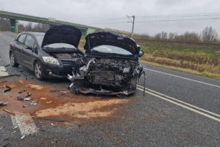 Poważny wypadek na Mazowszu. 18-letni kierowca BMW wpadł w poślizg. Zabrał go śmigłowiec LPR