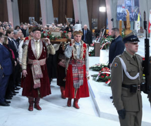 Pierwsza Dama Karolina Kaczorowska spoczęła u boku męża -- 