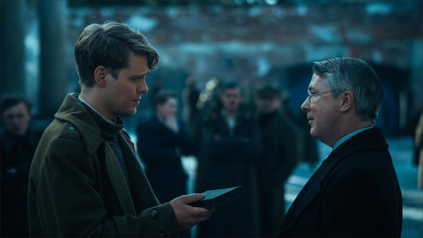 W roli głównej Jakub Gierszał, w obsadzie m.in. Aidan Gillen, Paul Freeman, Julia Pietrucha, Wojciech Mecwaldowski, Anna Próchniak, Mateusz Kościukiewicz, Antoni Pawlicki oraz Tomasz Kot.