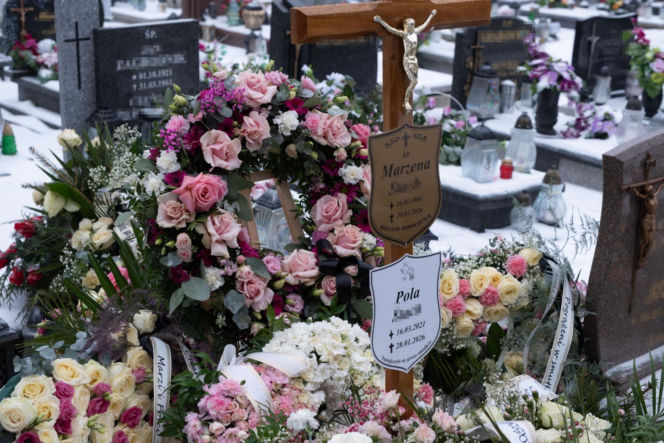 Mama i córka spoczęły w jednym grobie.