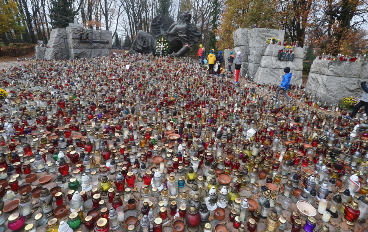 Morze zniczy pod pomnikiem "Polegli Niepokonani" na Woli