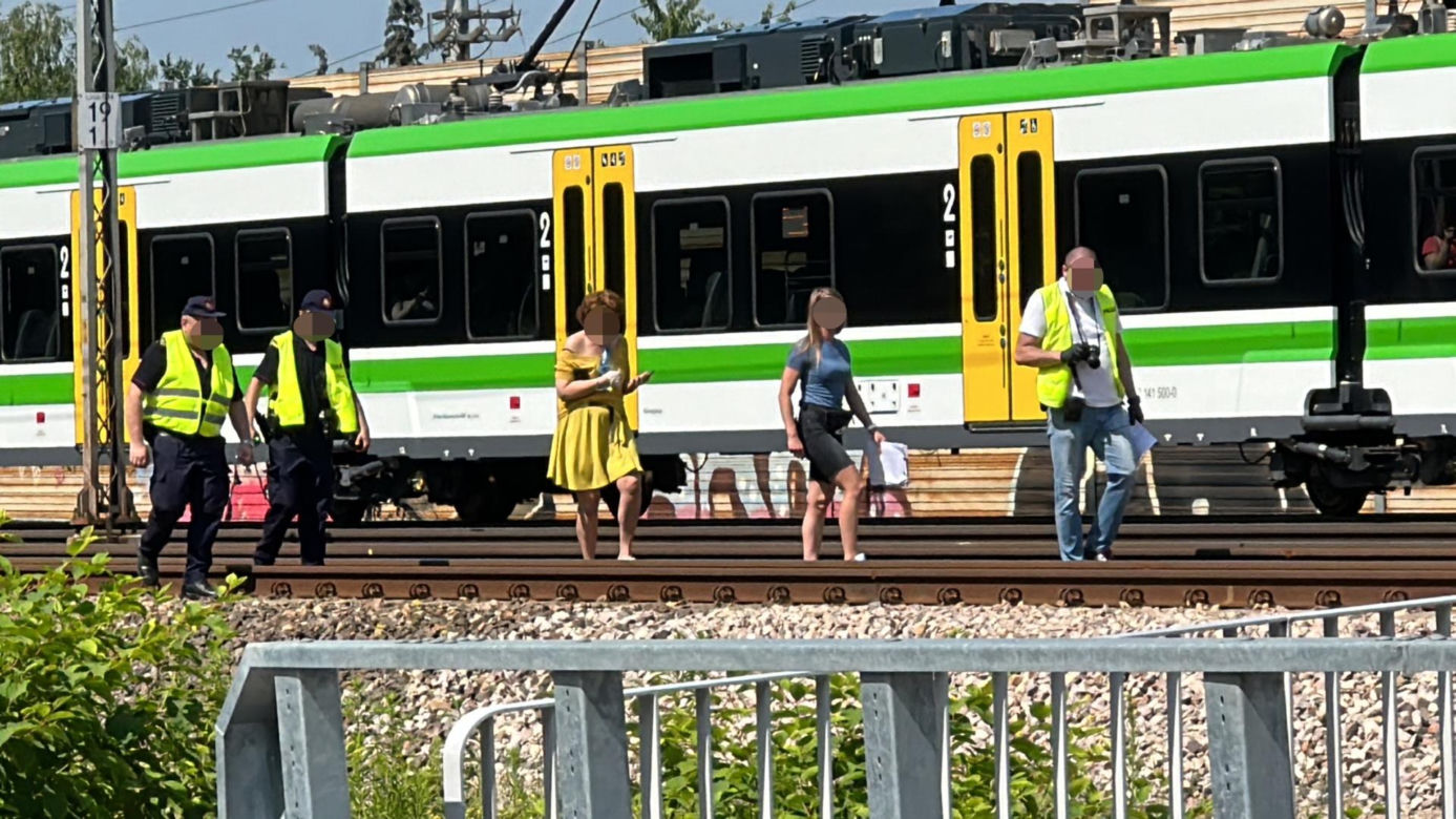 Tragedia w Kobyłce. Pieszy nie żyje, wpadł pod pociąg. 200 osób ewakuowanych	