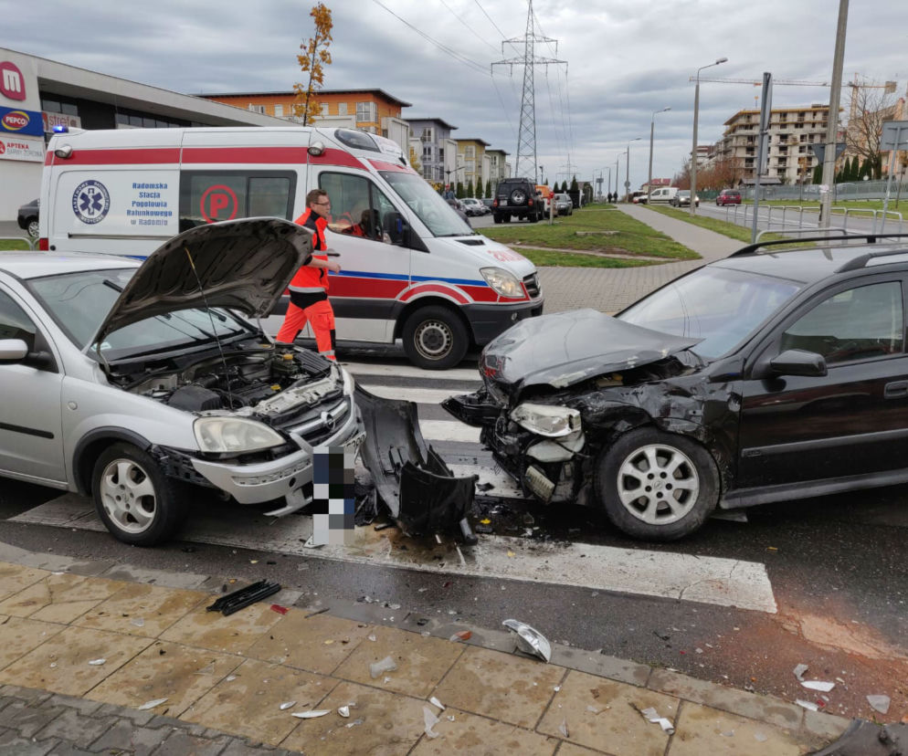 Cztery osoby trafiły do szpitala po wypadku w Radomiu