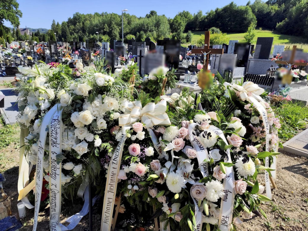 Pogrzeb Justyny i Zbigniewa. Ich groby utonęły w białych kwiatach