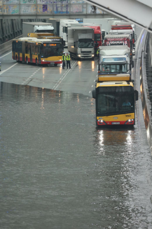 Trasa S8 całkowicie zalana. Warszawa sparaliżowana po ulewie