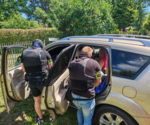 Małżeństwo z Pragi zatrzymane. W mieszkaniu 7 kg narkotyków. Mieli repliki broni i mundury