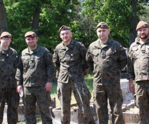 Żołnierze WOT na cmentarzu w Toporzysku