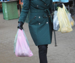 Król biega po ulicy, królowa z księżniczka po bazarze