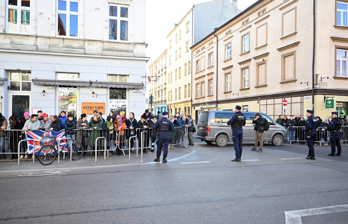Karol III odwiedził Centrum Społeczności Żydowskiej w Krakowie. Michał i Aya poznali króla. "To miły starszy pan"