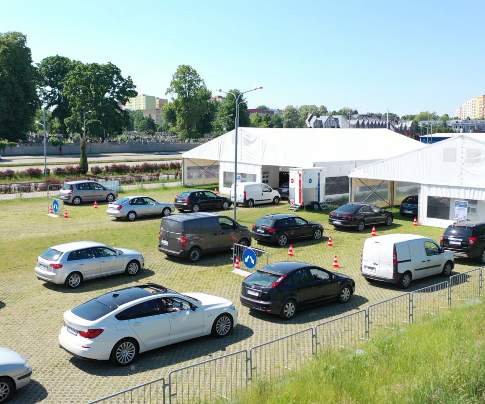 drive thru szczepienie radom samochody 