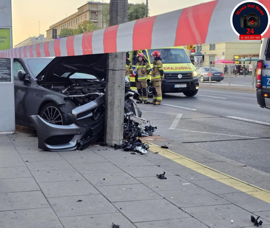 na skrzyżowaniu Alei Niepodległości i Odyńca w dzielnicy Mokotów