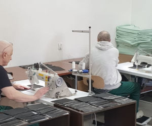 Więźniowie szyją maseczki dla lekarzy