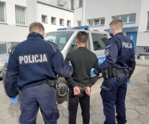 Chcieli okraść babcię. Do akcji wkroczyli wnuczkowie! ZŁODZIEJ ze strachu się zabarykadował  