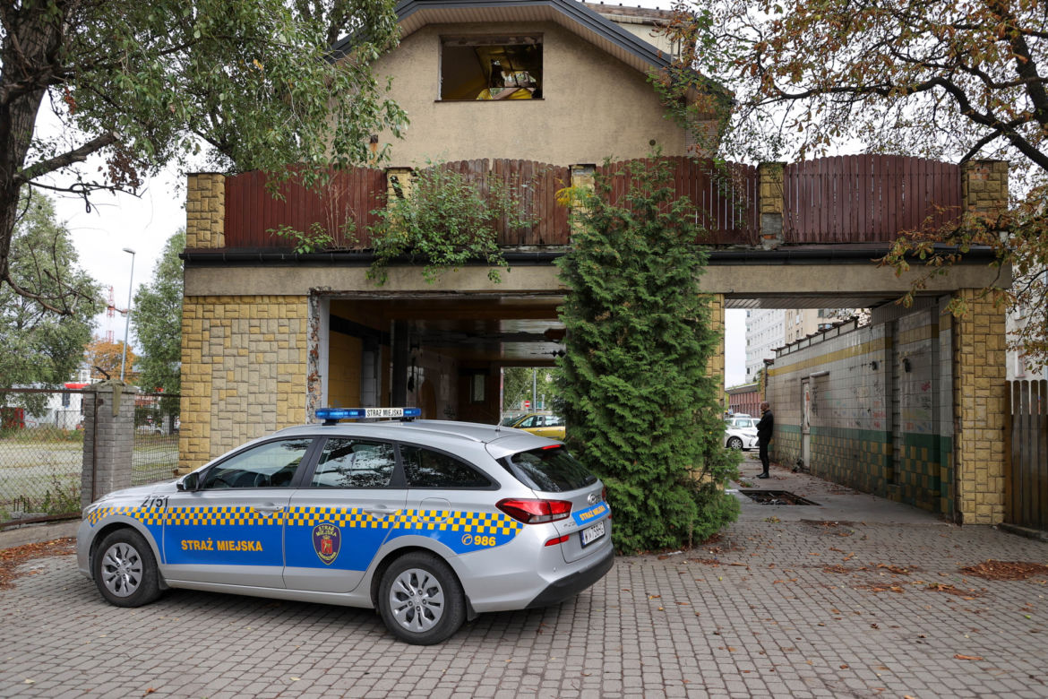 Interwencja Straży Miejskiej na Pradze-Południe. Funkcjonariusze profesjonalnie zajęli się osobą bezdomną, która potrzebowała pomocy