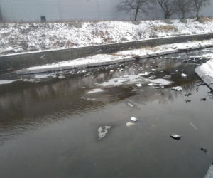 Strażacy usuwali zator lodowy na tamie zalewu Pasternik